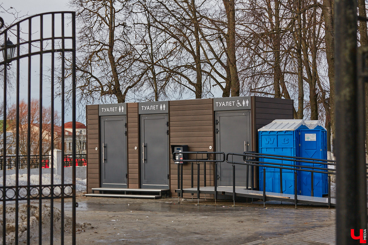 С какими насущными проблемами сталкиваются жители и гости нашего города, приезжая в исторический центр Владимира? Где поставить машину и куда сходить в туалет. Обе они в скором времени будут решены. В сердце областной столицы установили два новых модуля для гигиенических процедур, а водители делятся первыми впечатлениями от обновленного паркинга на Спасской. Один нюанс: за удовольствие придется платить!