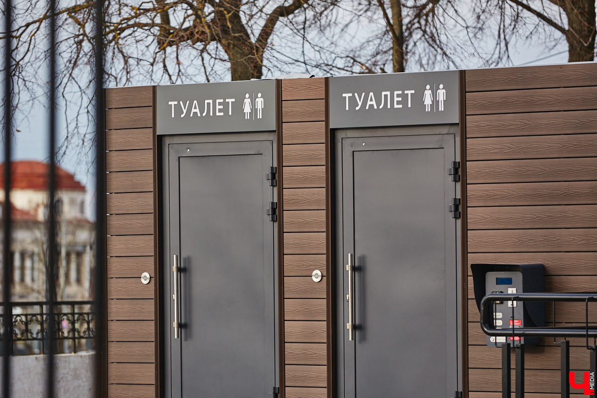 С какими насущными проблемами сталкиваются жители и гости нашего города, приезжая в исторический центр Владимира? Где поставить машину и куда сходить в туалет. Обе они в скором времени будут решены. В сердце областной столицы установили два новых модуля для гигиенических процедур, а водители делятся первыми впечатлениями от обновленного паркинга на Спасской. Один нюанс: за удовольствие придется платить!