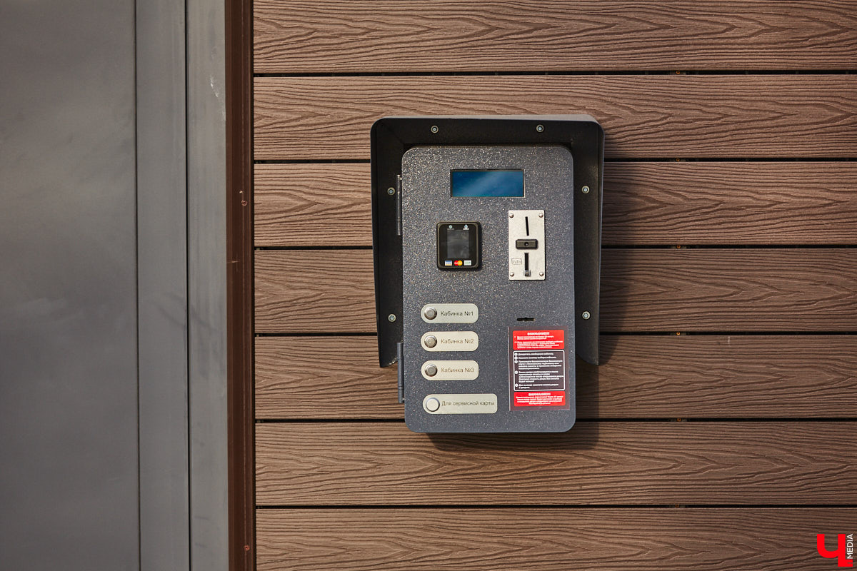 С какими насущными проблемами сталкиваются жители и гости нашего города, приезжая в исторический центр Владимира? Где поставить машину и куда сходить в туалет. Обе они в скором времени будут решены. В сердце областной столицы установили два новых модуля для гигиенических процедур, а водители делятся первыми впечатлениями от обновленного паркинга на Спасской. Один нюанс: за удовольствие придется платить!