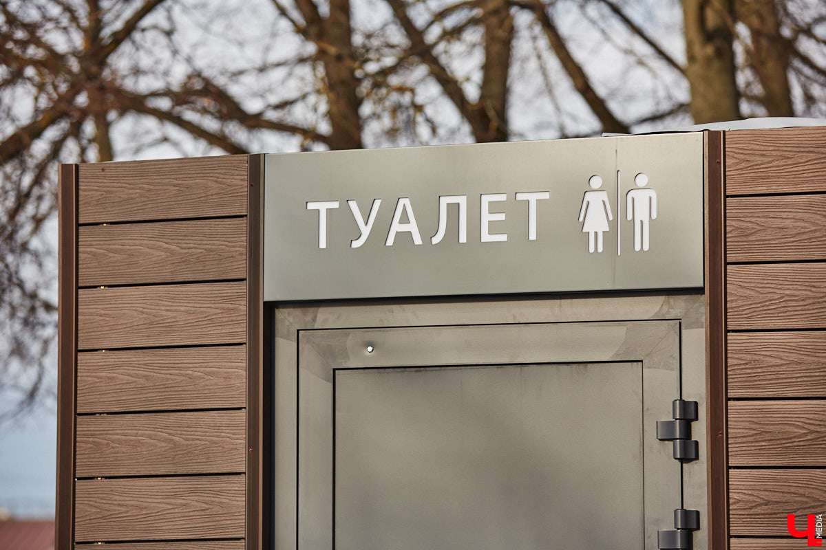 С какими насущными проблемами сталкиваются жители и гости нашего города, приезжая в исторический центр Владимира? Где поставить машину и куда сходить в туалет. Обе они в скором времени будут решены. В сердце областной столицы установили два новых модуля для гигиенических процедур, а водители делятся первыми впечатлениями от обновленного паркинга на Спасской. Один нюанс: за удовольствие придется платить!