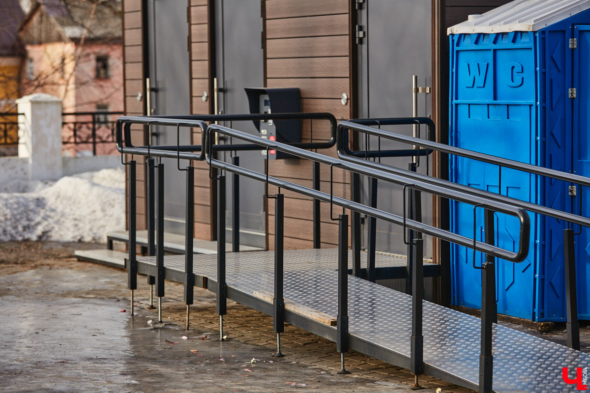 С какими насущными проблемами сталкиваются жители и гости нашего города, приезжая в исторический центр Владимира? Где поставить машину и куда сходить в туалет. Обе они в скором времени будут решены. В сердце областной столицы установили два новых модуля для гигиенических процедур, а водители делятся первыми впечатлениями от обновленного паркинга на Спасской. Один нюанс: за удовольствие придется платить!