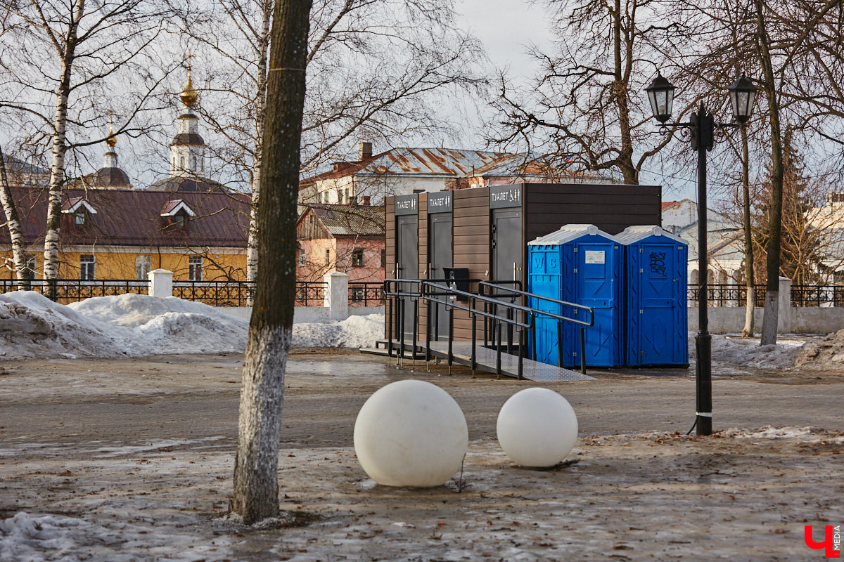 С какими насущными проблемами сталкиваются жители и гости нашего города, приезжая в исторический центр Владимира? Где поставить машину и куда сходить в туалет. Обе они в скором времени будут решены. В сердце областной столицы установили два новых модуля для гигиенических процедур, а водители делятся первыми впечатлениями от обновленного паркинга на Спасской. Один нюанс: за удовольствие придется платить!