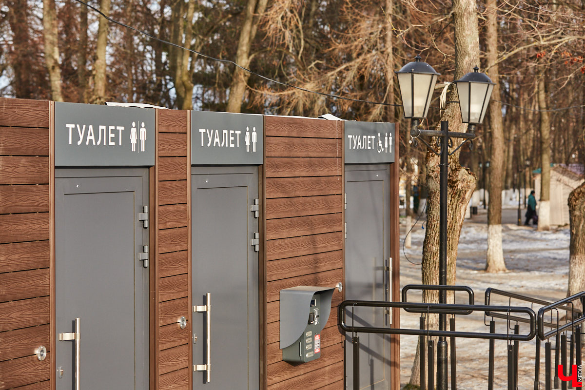 С какими насущными проблемами сталкиваются жители и гости нашего города, приезжая в исторический центр Владимира? Где поставить машину и куда сходить в туалет. Обе они в скором времени будут решены. В сердце областной столицы установили два новых модуля для гигиенических процедур, а водители делятся первыми впечатлениями от обновленного паркинга на Спасской. Один нюанс: за удовольствие придется платить!