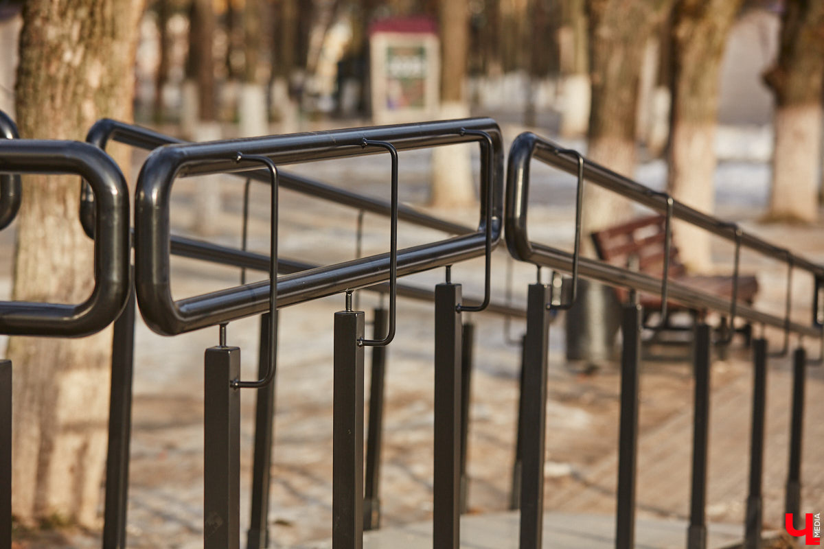 С какими насущными проблемами сталкиваются жители и гости нашего города, приезжая в исторический центр Владимира? Где поставить машину и куда сходить в туалет. Обе они в скором времени будут решены. В сердце областной столицы установили два новых модуля для гигиенических процедур, а водители делятся первыми впечатлениями от обновленного паркинга на Спасской. Один нюанс: за удовольствие придется платить!