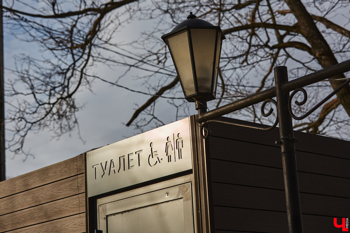 С какими насущными проблемами сталкиваются жители и гости нашего города, приезжая в исторический центр Владимира? Где поставить машину и куда сходить в туалет. Обе они в скором времени будут решены. В сердце областной столицы установили два новых модуля для гигиенических процедур, а водители делятся первыми впечатлениями от обновленного паркинга на Спасской. Один нюанс: за удовольствие придется платить!