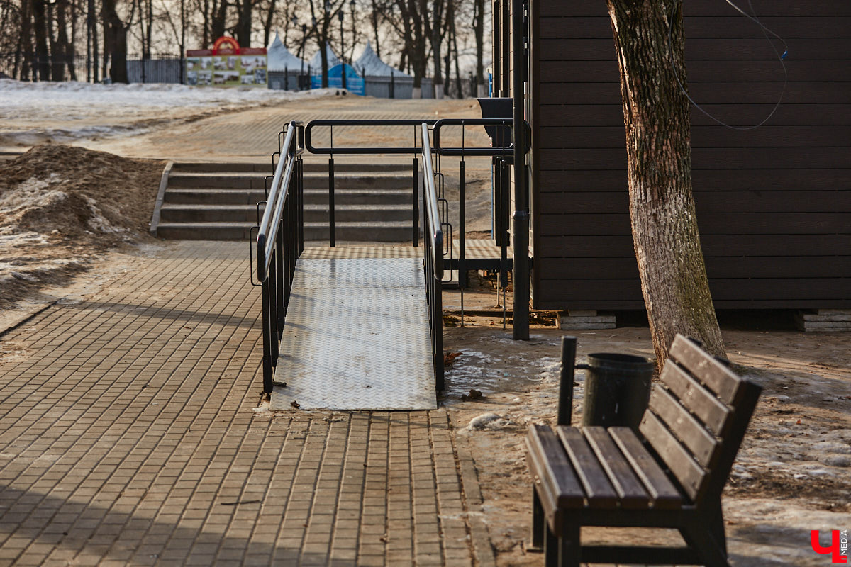 С какими насущными проблемами сталкиваются жители и гости нашего города, приезжая в исторический центр Владимира? Где поставить машину и куда сходить в туалет. Обе они в скором времени будут решены. В сердце областной столицы установили два новых модуля для гигиенических процедур, а водители делятся первыми впечатлениями от обновленного паркинга на Спасской. Один нюанс: за удовольствие придется платить!