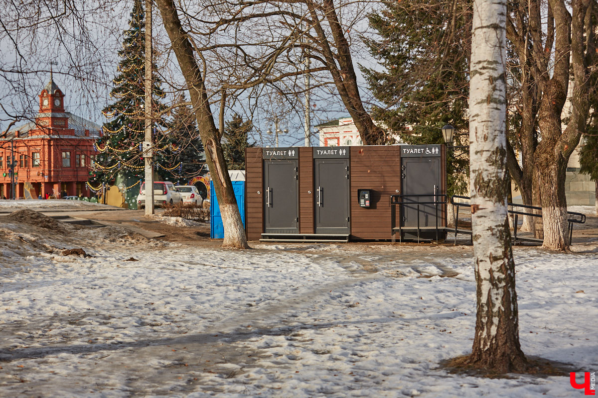 С какими насущными проблемами сталкиваются жители и гости нашего города, приезжая в исторический центр Владимира? Где поставить машину и куда сходить в туалет. Обе они в скором времени будут решены. В сердце областной столицы установили два новых модуля для гигиенических процедур, а водители делятся первыми впечатлениями от обновленного паркинга на Спасской. Один нюанс: за удовольствие придется платить!
