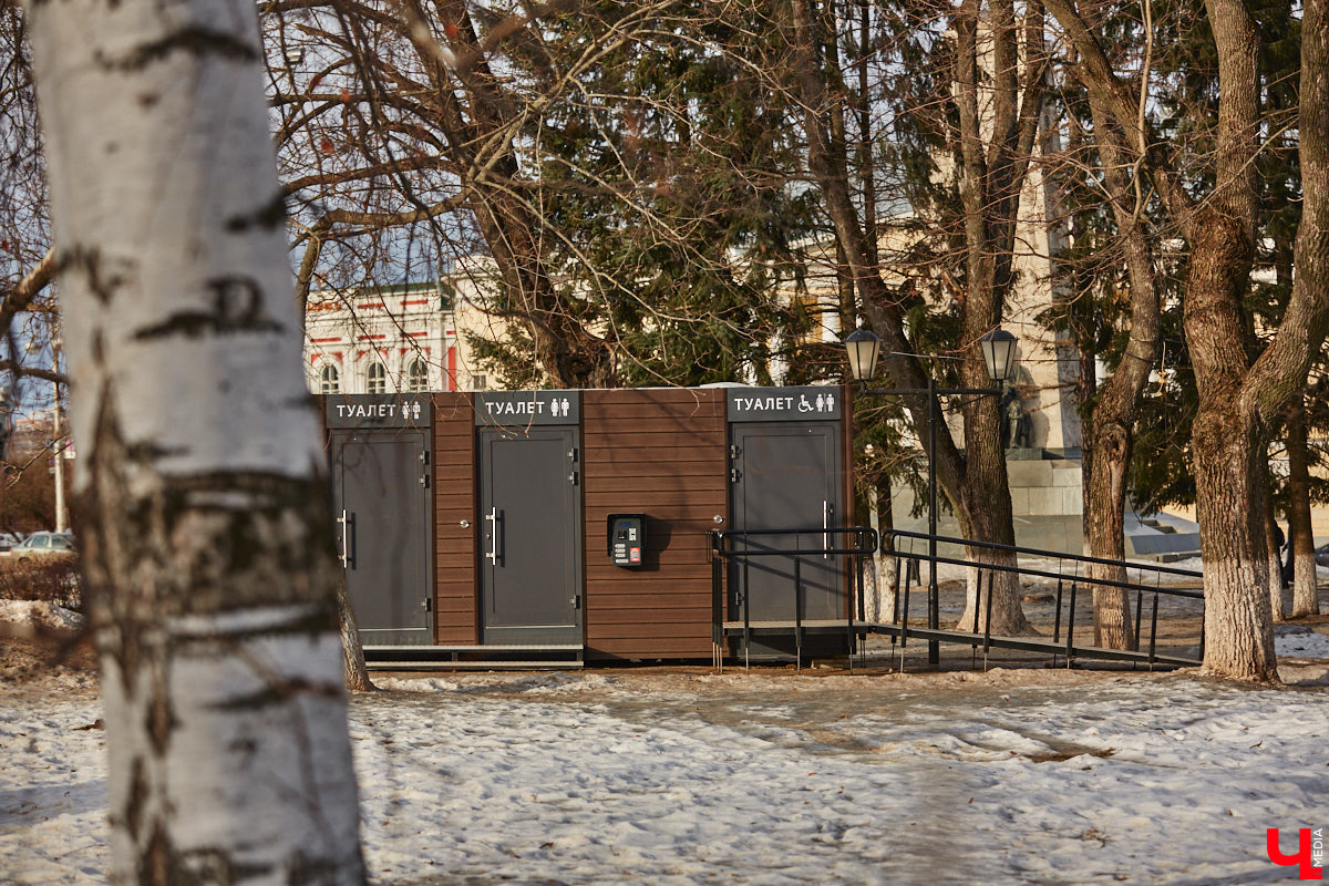 С какими насущными проблемами сталкиваются жители и гости нашего города, приезжая в исторический центр Владимира? Где поставить машину и куда сходить в туалет. Обе они в скором времени будут решены. В сердце областной столицы установили два новых модуля для гигиенических процедур, а водители делятся первыми впечатлениями от обновленного паркинга на Спасской. Один нюанс: за удовольствие придется платить!