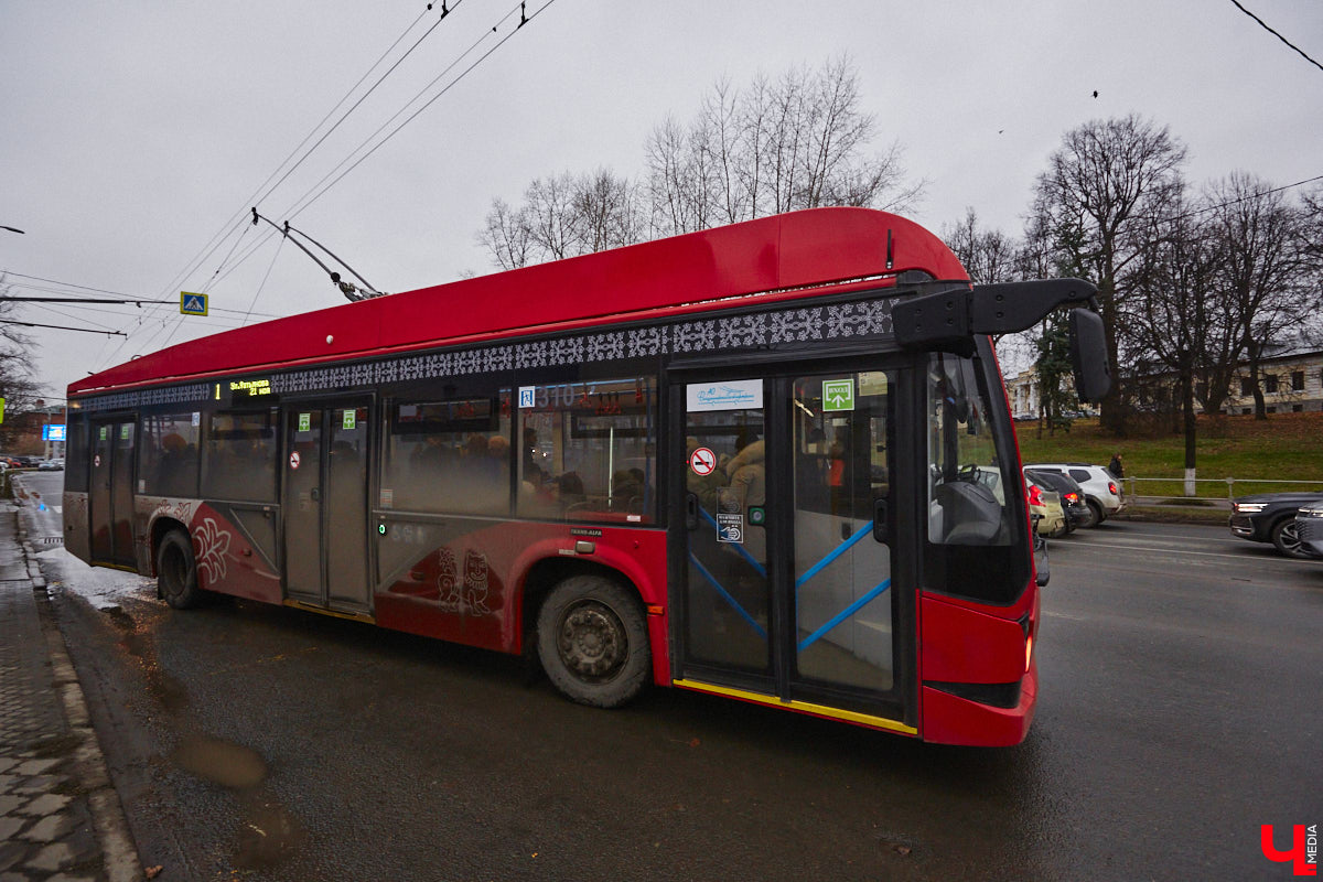 В арсенале владимирских перевозчиков появятся десять троллейбусов, имеющих возможность проехать без контактной сети не менее 20 километров. 351 миллион рублей на их приобретение выделен из областного резервного фонда. Есть надежда, что обновление подвижного состава произойдет уже в 2025-м.