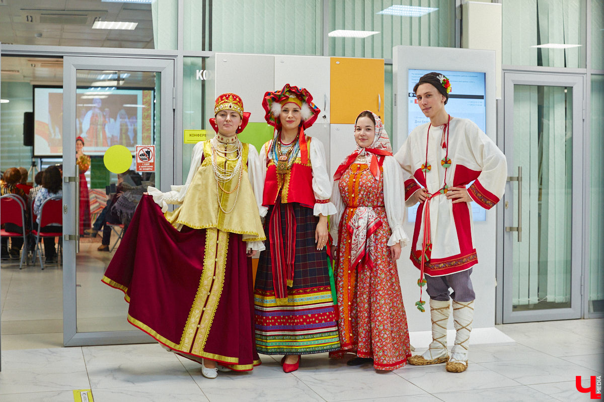 Специалист по истории русского национального костюма и моды Таис Карелина рассказала, что носили жених и невеста перед венчанием и в день торжества, а также наглядно показала, какие обряды проводили наши предки накануне свадьбы. «Ключ-Медиа» побывал на театрализованном действии и узнал, почему парни примеряли расписные платки, а девушки меняли ленту на кокошник.