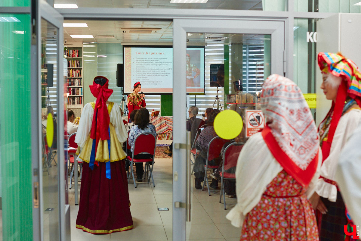Специалист по истории русского национального костюма и моды Таис Карелина рассказала, что носили жених и невеста перед венчанием и в день торжества, а также наглядно показала, какие обряды проводили наши предки накануне свадьбы. «Ключ-Медиа» побывал на театрализованном действии и узнал, почему парни примеряли расписные платки, а девушки меняли ленту на кокошник.