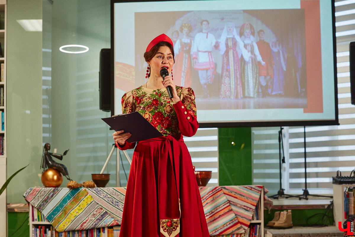 Специалист по истории русского национального костюма и моды Таис Карелина рассказала, что носили жених и невеста перед венчанием и в день торжества, а также наглядно показала, какие обряды проводили наши предки накануне свадьбы. «Ключ-Медиа» побывал на театрализованном действии и узнал, почему парни примеряли расписные платки, а девушки меняли ленту на кокошник.