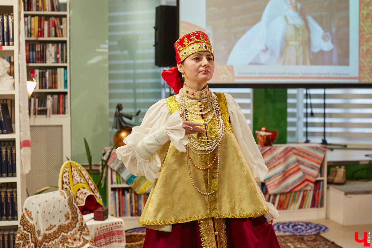 Специалист по истории русского национального костюма и моды Таис Карелина рассказала, что носили жених и невеста перед венчанием и в день торжества, а также наглядно показала, какие обряды проводили наши предки накануне свадьбы. «Ключ-Медиа» побывал на театрализованном действии и узнал, почему парни примеряли расписные платки, а девушки меняли ленту на кокошник.