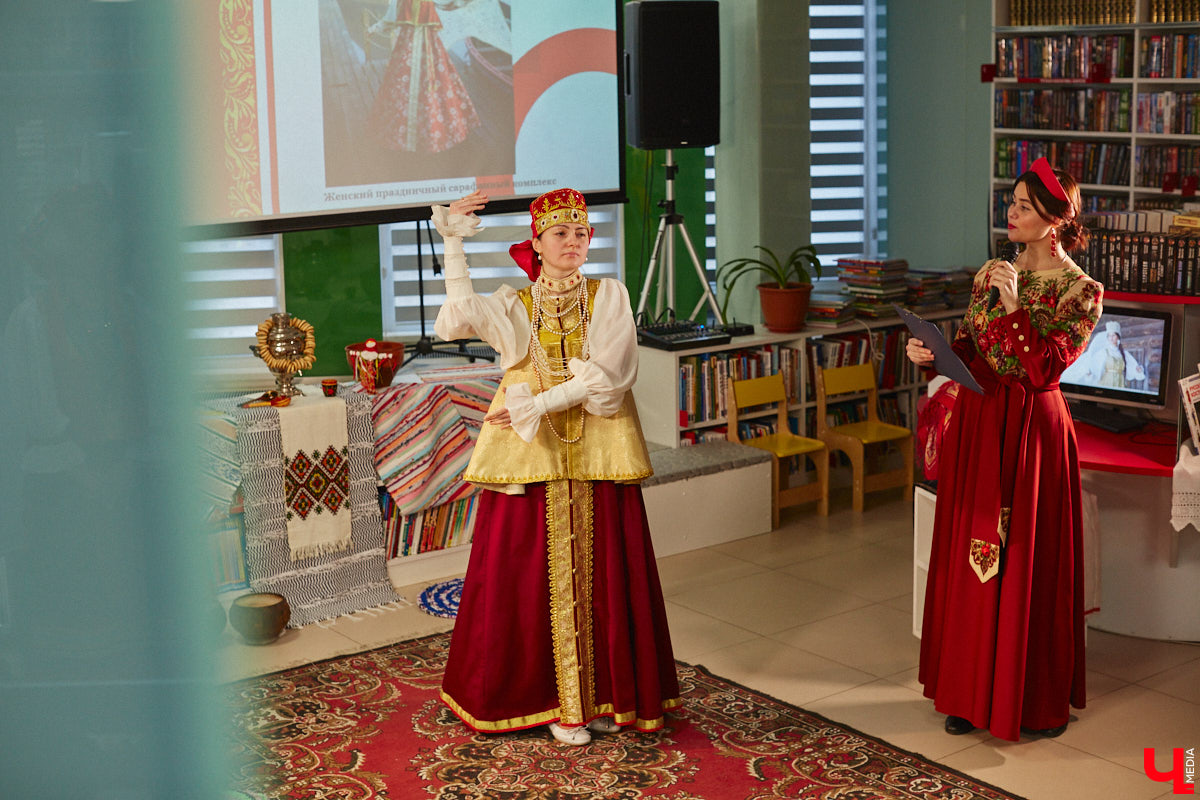 Специалист по истории русского национального костюма и моды Таис Карелина рассказала, что носили жених и невеста перед венчанием и в день торжества, а также наглядно показала, какие обряды проводили наши предки накануне свадьбы. «Ключ-Медиа» побывал на театрализованном действии и узнал, почему парни примеряли расписные платки, а девушки меняли ленту на кокошник.