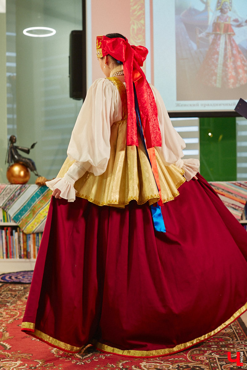 Специалист по истории русского национального костюма и моды Таис Карелина рассказала, что носили жених и невеста перед венчанием и в день торжества, а также наглядно показала, какие обряды проводили наши предки накануне свадьбы. «Ключ-Медиа» побывал на театрализованном действии и узнал, почему парни примеряли расписные платки, а девушки меняли ленту на кокошник.