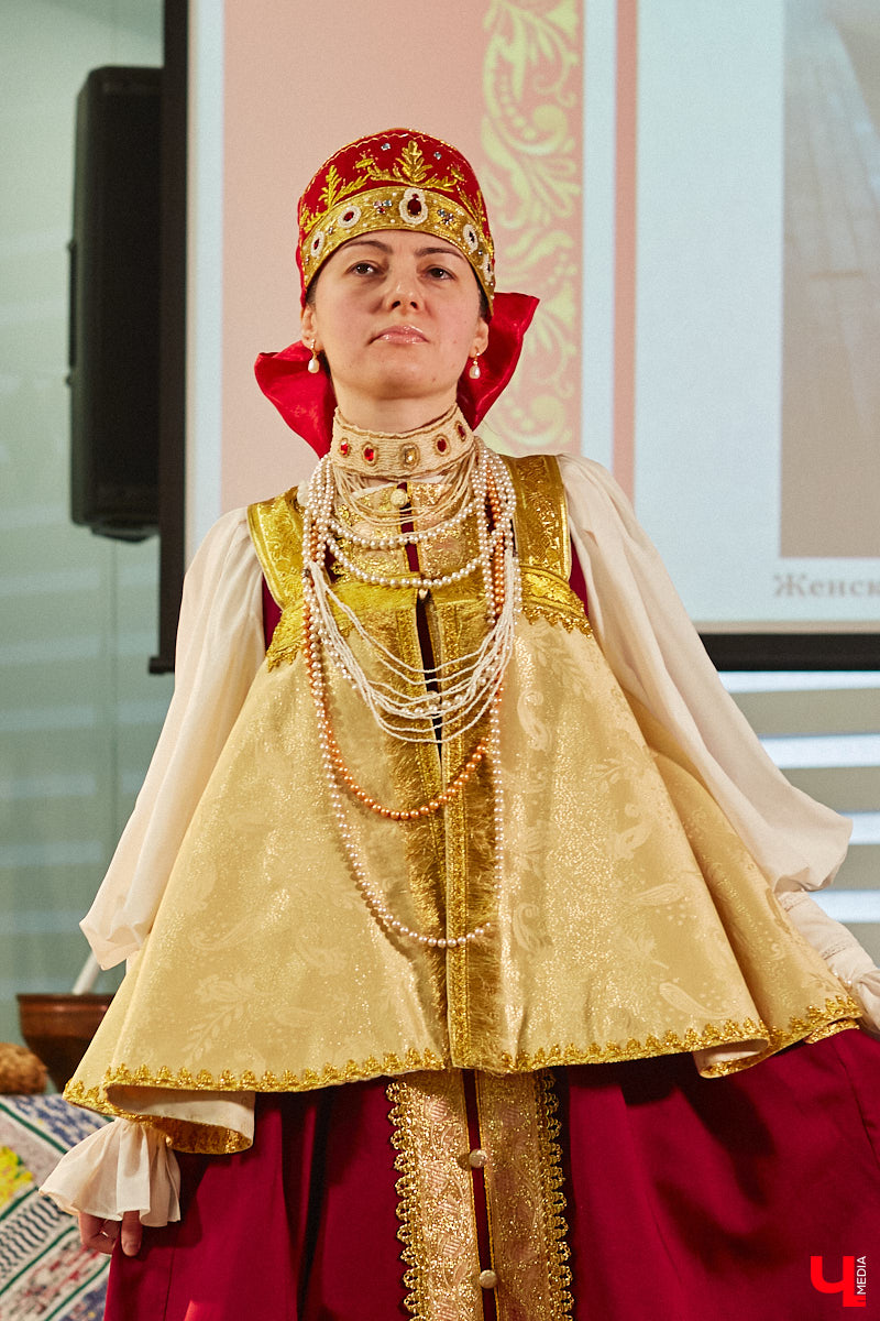 Специалист по истории русского национального костюма и моды Таис Карелина рассказала, что носили жених и невеста перед венчанием и в день торжества, а также наглядно показала, какие обряды проводили наши предки накануне свадьбы. «Ключ-Медиа» побывал на театрализованном действии и узнал, почему парни примеряли расписные платки, а девушки меняли ленту на кокошник.