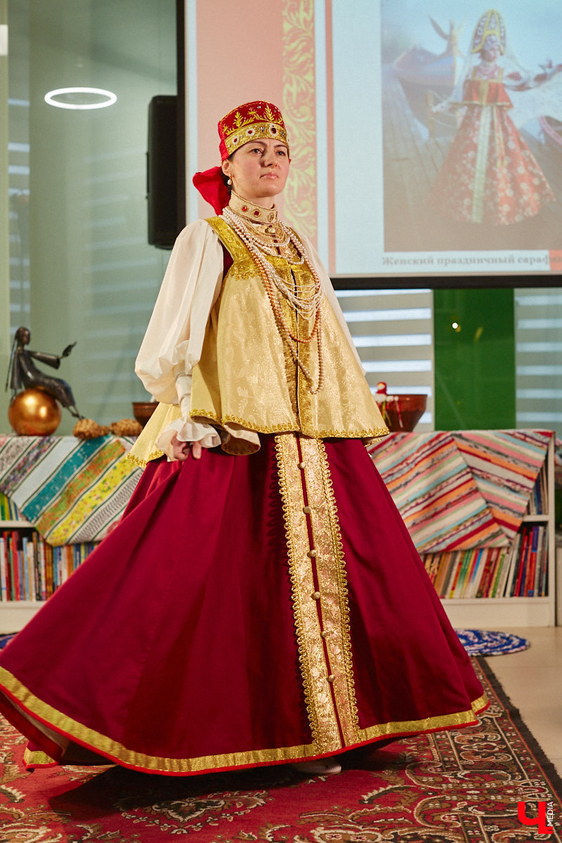 Специалист по истории русского национального костюма и моды Таис Карелина рассказала, что носили жених и невеста перед венчанием и в день торжества, а также наглядно показала, какие обряды проводили наши предки накануне свадьбы. «Ключ-Медиа» побывал на театрализованном действии и узнал, почему парни примеряли расписные платки, а девушки меняли ленту на кокошник.