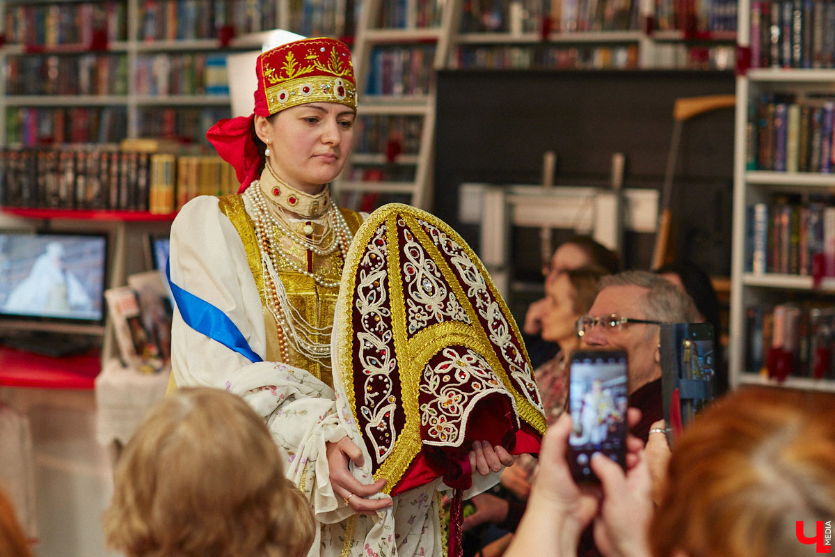 Специалист по истории русского национального костюма и моды Таис Карелина рассказала, что носили жених и невеста перед венчанием и в день торжества, а также наглядно показала, какие обряды проводили наши предки накануне свадьбы. «Ключ-Медиа» побывал на театрализованном действии и узнал, почему парни примеряли расписные платки, а девушки меняли ленту на кокошник.