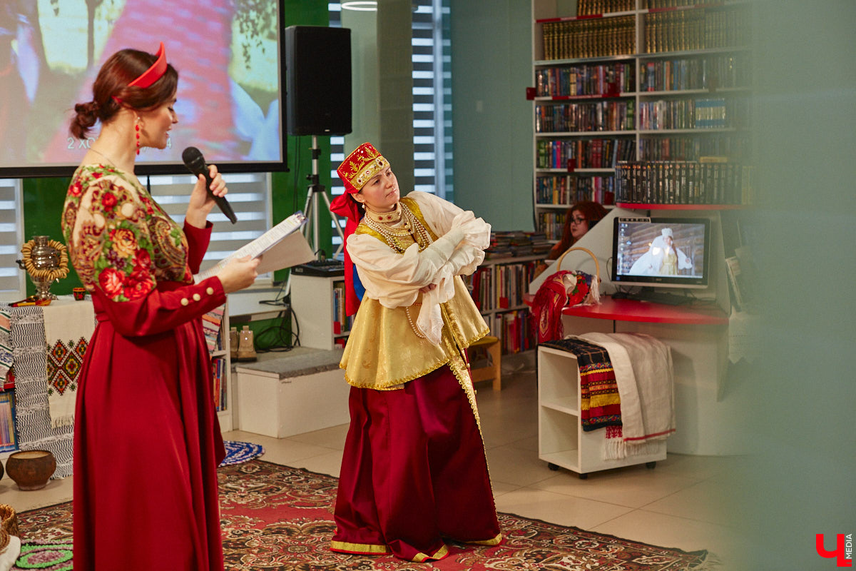 Специалист по истории русского национального костюма и моды Таис Карелина рассказала, что носили жених и невеста перед венчанием и в день торжества, а также наглядно показала, какие обряды проводили наши предки накануне свадьбы. «Ключ-Медиа» побывал на театрализованном действии и узнал, почему парни примеряли расписные платки, а девушки меняли ленту на кокошник.
