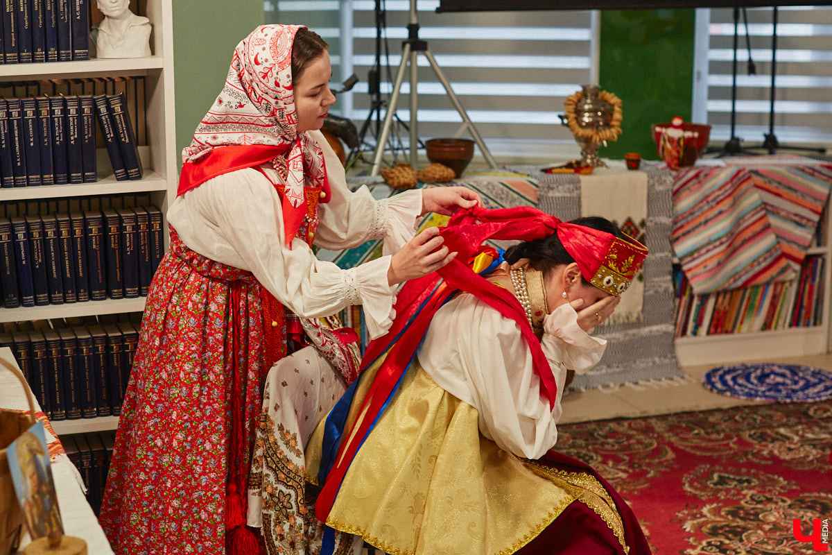 Специалист по истории русского национального костюма и моды Таис Карелина рассказала, что носили жених и невеста перед венчанием и в день торжества, а также наглядно показала, какие обряды проводили наши предки накануне свадьбы. «Ключ-Медиа» побывал на театрализованном действии и узнал, почему парни примеряли расписные платки, а девушки меняли ленту на кокошник.