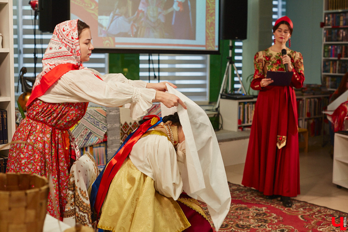 Специалист по истории русского национального костюма и моды Таис Карелина рассказала, что носили жених и невеста перед венчанием и в день торжества, а также наглядно показала, какие обряды проводили наши предки накануне свадьбы. «Ключ-Медиа» побывал на театрализованном действии и узнал, почему парни примеряли расписные платки, а девушки меняли ленту на кокошник.