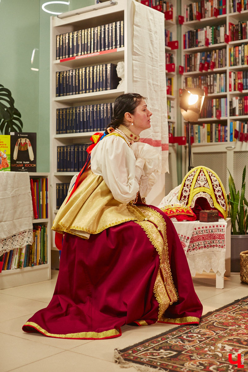 Специалист по истории русского национального костюма и моды Таис Карелина рассказала, что носили жених и невеста перед венчанием и в день торжества, а также наглядно показала, какие обряды проводили наши предки накануне свадьбы. «Ключ-Медиа» побывал на театрализованном действии и узнал, почему парни примеряли расписные платки, а девушки меняли ленту на кокошник.