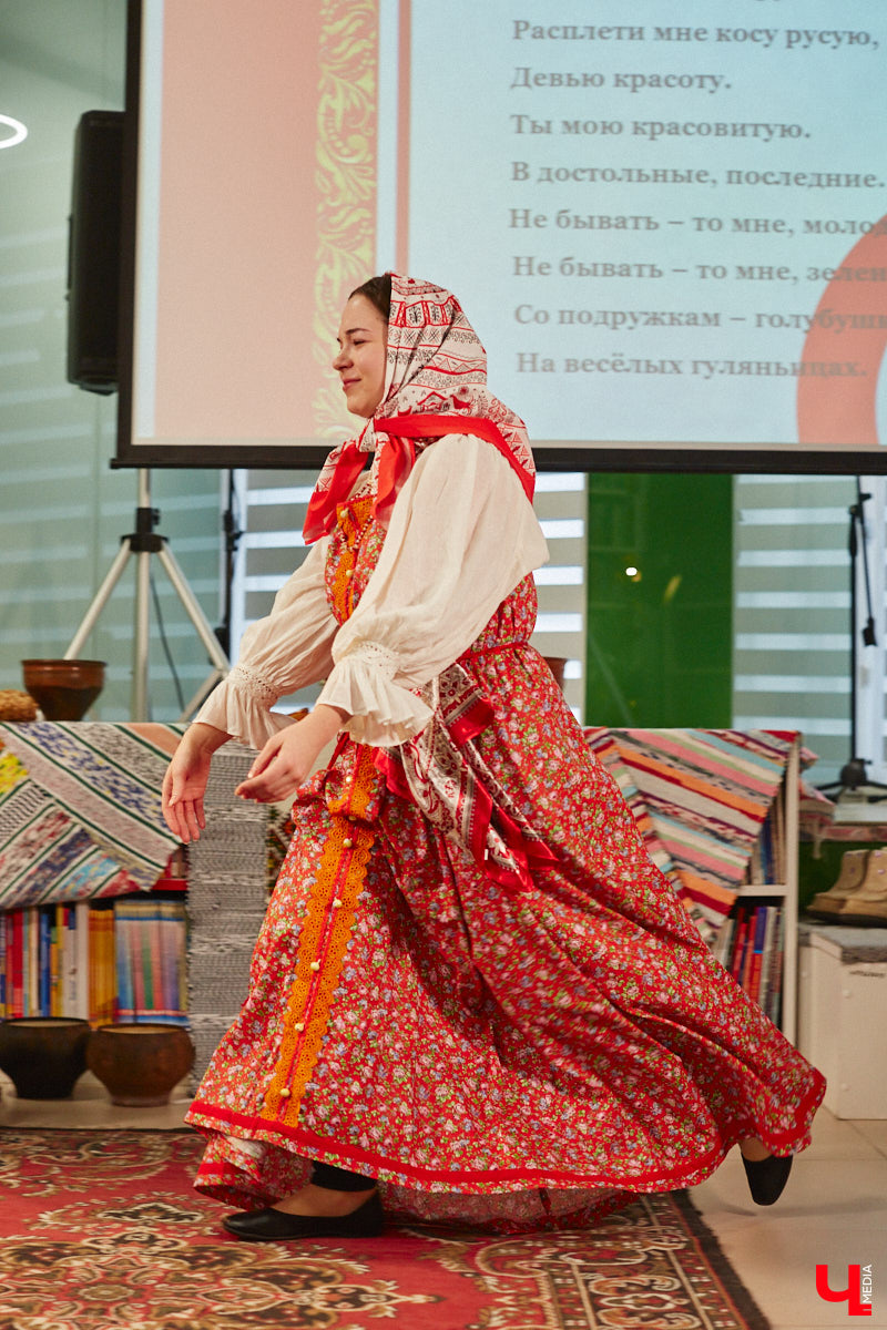 Специалист по истории русского национального костюма и моды Таис Карелина рассказала, что носили жених и невеста перед венчанием и в день торжества, а также наглядно показала, какие обряды проводили наши предки накануне свадьбы. «Ключ-Медиа» побывал на театрализованном действии и узнал, почему парни примеряли расписные платки, а девушки меняли ленту на кокошник.