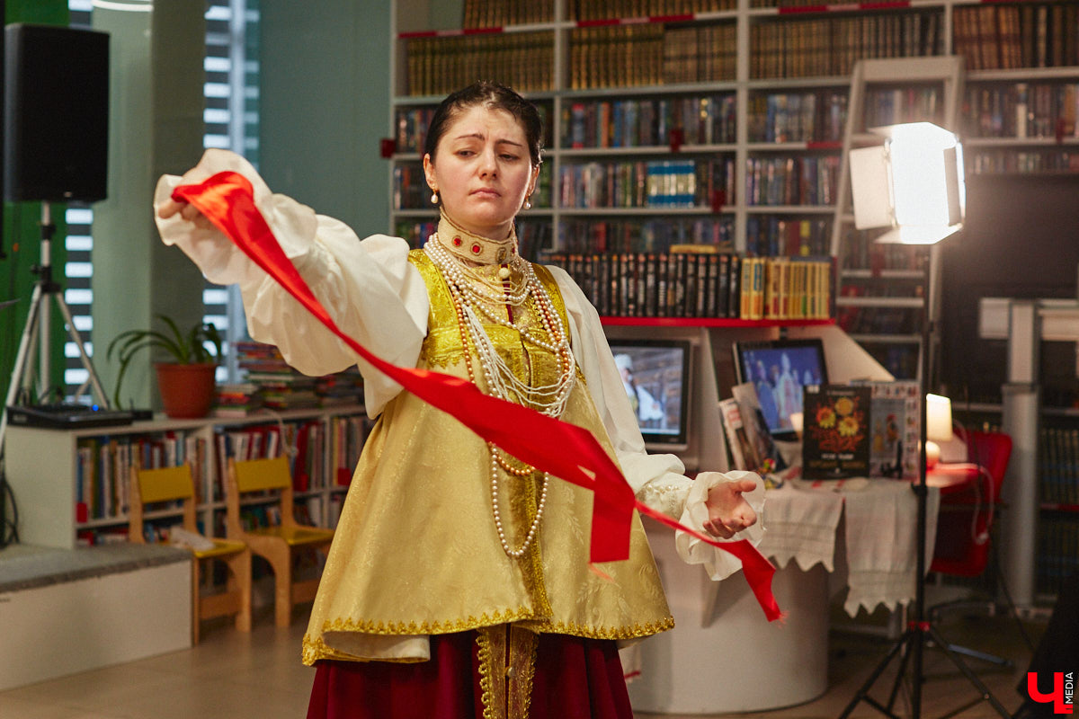 Специалист по истории русского национального костюма и моды Таис Карелина рассказала, что носили жених и невеста перед венчанием и в день торжества, а также наглядно показала, какие обряды проводили наши предки накануне свадьбы. «Ключ-Медиа» побывал на театрализованном действии и узнал, почему парни примеряли расписные платки, а девушки меняли ленту на кокошник.