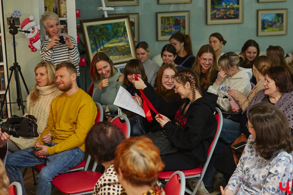 Специалист по истории русского национального костюма и моды Таис Карелина рассказала, что носили жених и невеста перед венчанием и в день торжества, а также наглядно показала, какие обряды проводили наши предки накануне свадьбы. «Ключ-Медиа» побывал на театрализованном действии и узнал, почему парни примеряли расписные платки, а девушки меняли ленту на кокошник.