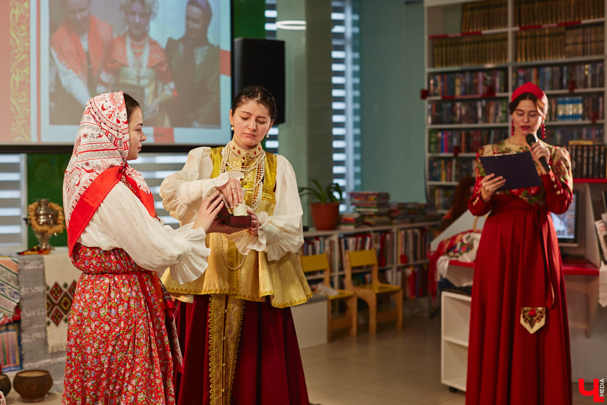 Специалист по истории русского национального костюма и моды Таис Карелина рассказала, что носили жених и невеста перед венчанием и в день торжества, а также наглядно показала, какие обряды проводили наши предки накануне свадьбы. «Ключ-Медиа» побывал на театрализованном действии и узнал, почему парни примеряли расписные платки, а девушки меняли ленту на кокошник.