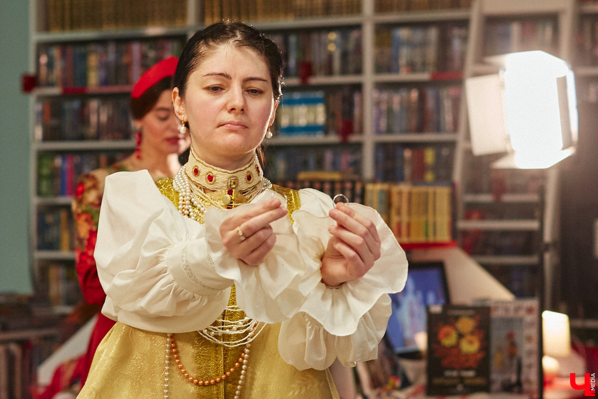 Специалист по истории русского национального костюма и моды Таис Карелина рассказала, что носили жених и невеста перед венчанием и в день торжества, а также наглядно показала, какие обряды проводили наши предки накануне свадьбы. «Ключ-Медиа» побывал на театрализованном действии и узнал, почему парни примеряли расписные платки, а девушки меняли ленту на кокошник.