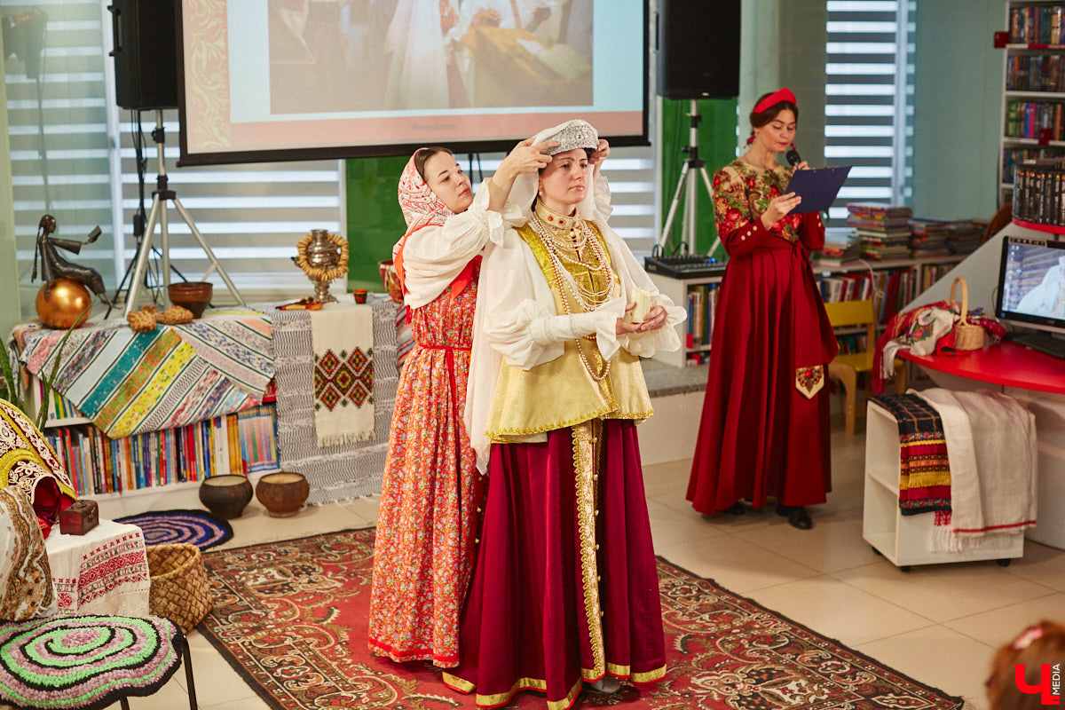 Специалист по истории русского национального костюма и моды Таис Карелина рассказала, что носили жених и невеста перед венчанием и в день торжества, а также наглядно показала, какие обряды проводили наши предки накануне свадьбы. «Ключ-Медиа» побывал на театрализованном действии и узнал, почему парни примеряли расписные платки, а девушки меняли ленту на кокошник.