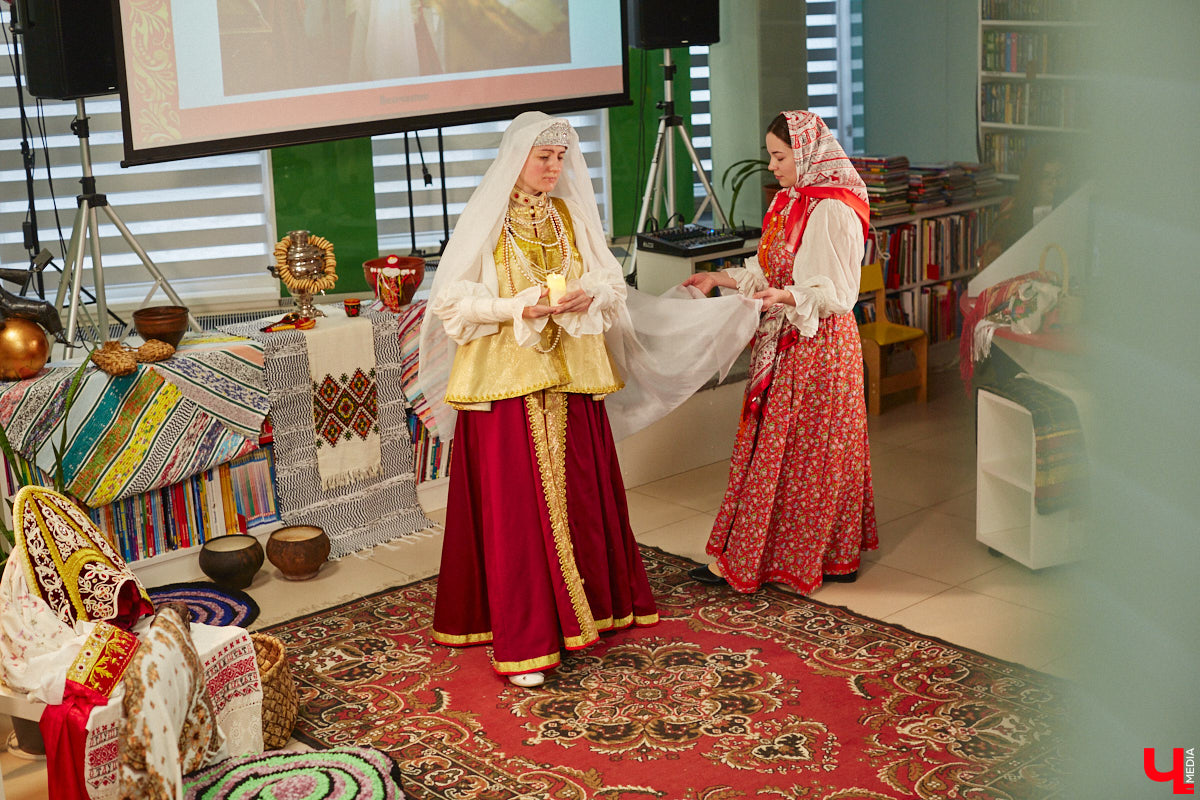 Специалист по истории русского национального костюма и моды Таис Карелина рассказала, что носили жених и невеста перед венчанием и в день торжества, а также наглядно показала, какие обряды проводили наши предки накануне свадьбы. «Ключ-Медиа» побывал на театрализованном действии и узнал, почему парни примеряли расписные платки, а девушки меняли ленту на кокошник.