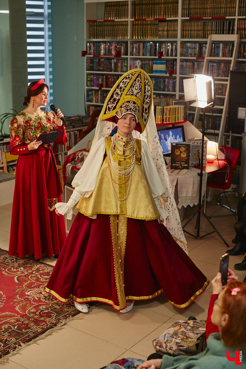 Специалист по истории русского национального костюма и моды Таис Карелина рассказала, что носили жених и невеста перед венчанием и в день торжества, а также наглядно показала, какие обряды проводили наши предки накануне свадьбы. «Ключ-Медиа» побывал на театрализованном действии и узнал, почему парни примеряли расписные платки, а девушки меняли ленту на кокошник.