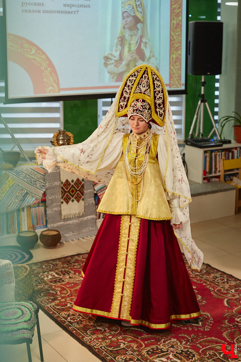 Специалист по истории русского национального костюма и моды Таис Карелина рассказала, что носили жених и невеста перед венчанием и в день торжества, а также наглядно показала, какие обряды проводили наши предки накануне свадьбы. «Ключ-Медиа» побывал на театрализованном действии и узнал, почему парни примеряли расписные платки, а девушки меняли ленту на кокошник.