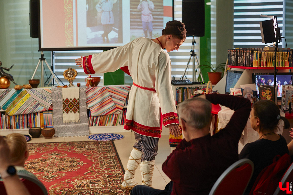 Специалист по истории русского национального костюма и моды Таис Карелина рассказала, что носили жених и невеста перед венчанием и в день торжества, а также наглядно показала, какие обряды проводили наши предки накануне свадьбы. «Ключ-Медиа» побывал на театрализованном действии и узнал, почему парни примеряли расписные платки, а девушки меняли ленту на кокошник.