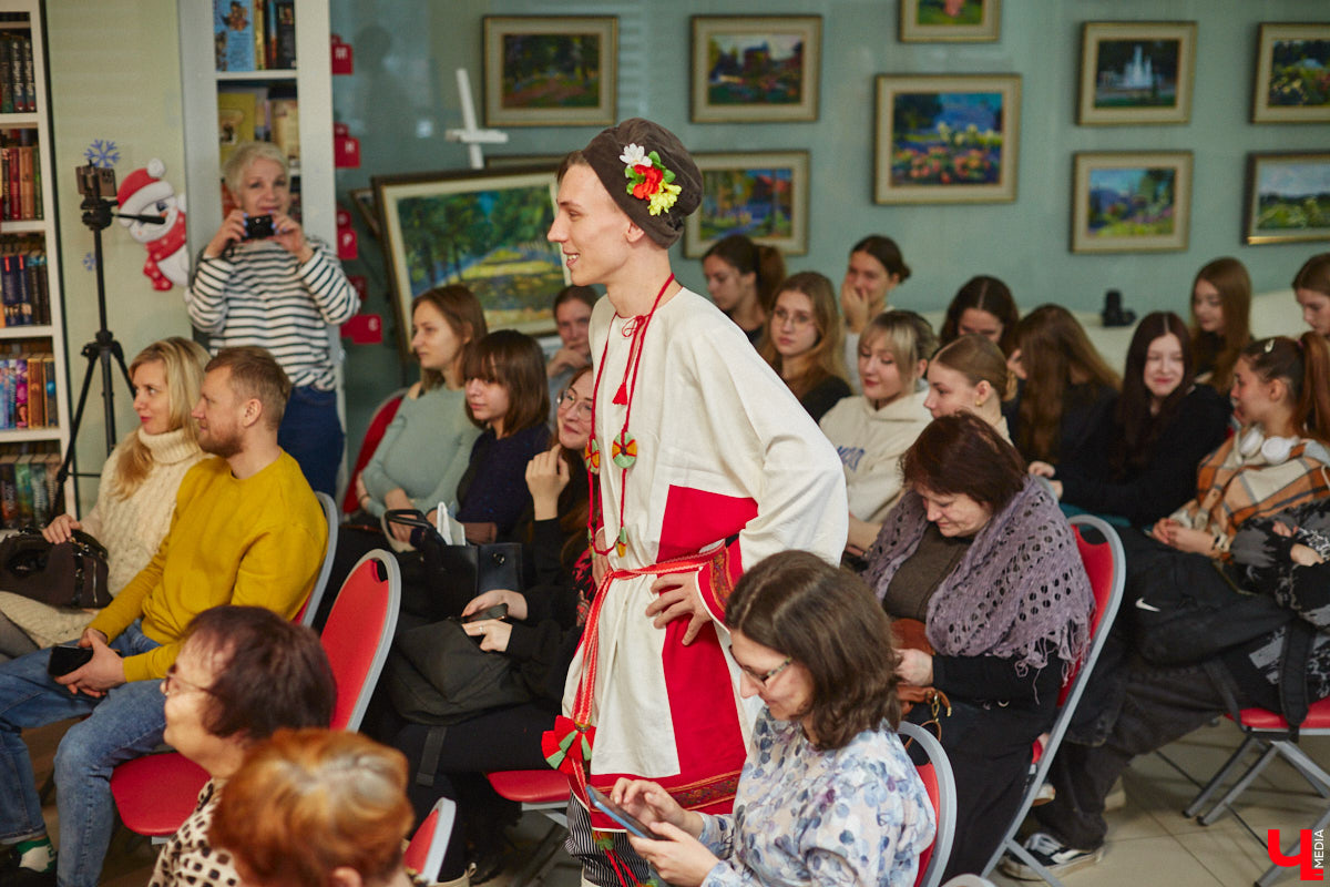 Специалист по истории русского национального костюма и моды Таис Карелина рассказала, что носили жених и невеста перед венчанием и в день торжества, а также наглядно показала, какие обряды проводили наши предки накануне свадьбы. «Ключ-Медиа» побывал на театрализованном действии и узнал, почему парни примеряли расписные платки, а девушки меняли ленту на кокошник.