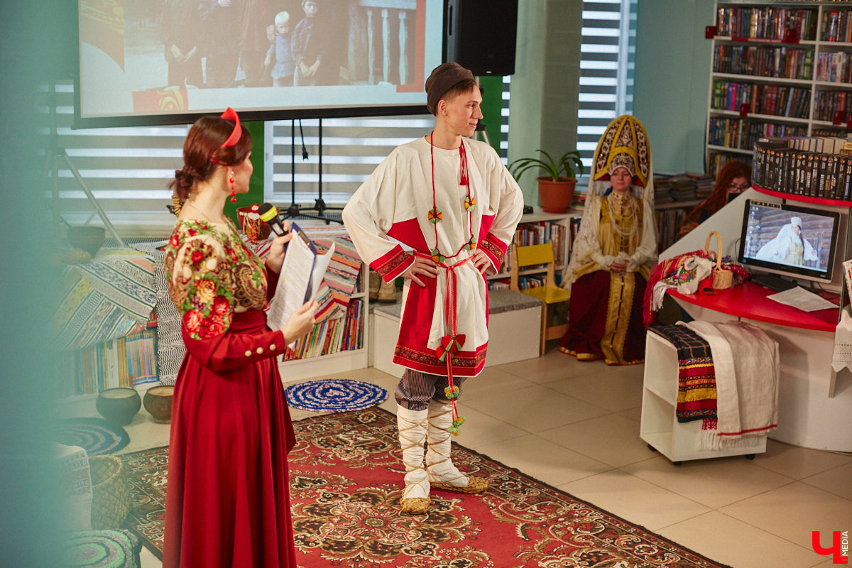 Специалист по истории русского национального костюма и моды Таис Карелина рассказала, что носили жених и невеста перед венчанием и в день торжества, а также наглядно показала, какие обряды проводили наши предки накануне свадьбы. «Ключ-Медиа» побывал на театрализованном действии и узнал, почему парни примеряли расписные платки, а девушки меняли ленту на кокошник.