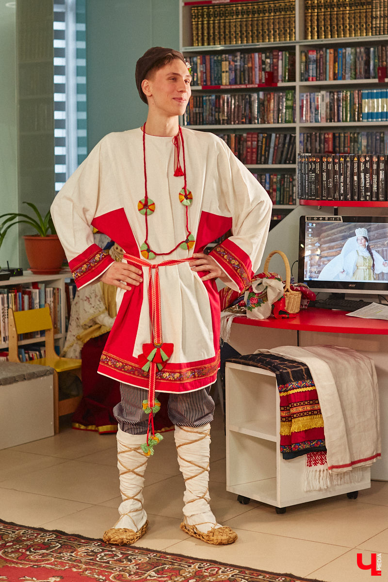 Специалист по истории русского национального костюма и моды Таис Карелина рассказала, что носили жених и невеста перед венчанием и в день торжества, а также наглядно показала, какие обряды проводили наши предки накануне свадьбы. «Ключ-Медиа» побывал на театрализованном действии и узнал, почему парни примеряли расписные платки, а девушки меняли ленту на кокошник.