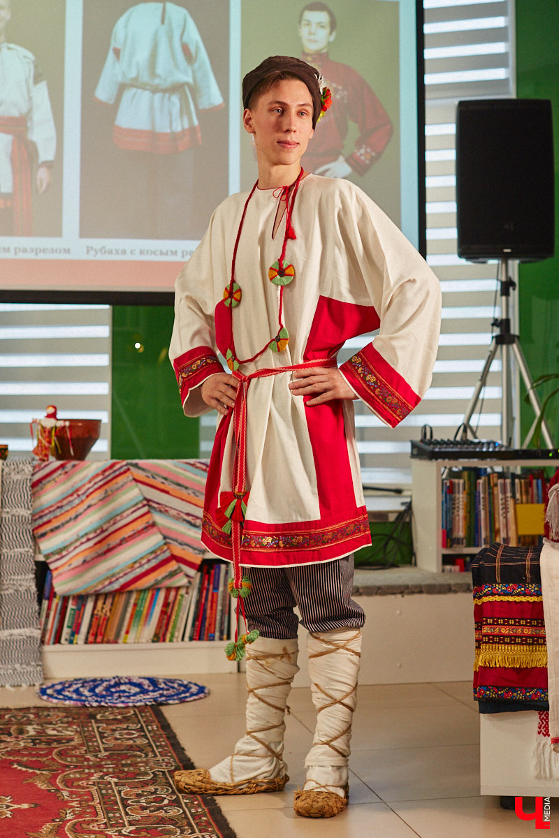 Специалист по истории русского национального костюма и моды Таис Карелина рассказала, что носили жених и невеста перед венчанием и в день торжества, а также наглядно показала, какие обряды проводили наши предки накануне свадьбы. «Ключ-Медиа» побывал на театрализованном действии и узнал, почему парни примеряли расписные платки, а девушки меняли ленту на кокошник.