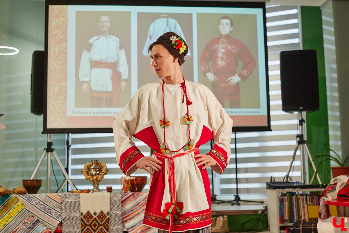 Специалист по истории русского национального костюма и моды Таис Карелина рассказала, что носили жених и невеста перед венчанием и в день торжества, а также наглядно показала, какие обряды проводили наши предки накануне свадьбы. «Ключ-Медиа» побывал на театрализованном действии и узнал, почему парни примеряли расписные платки, а девушки меняли ленту на кокошник.