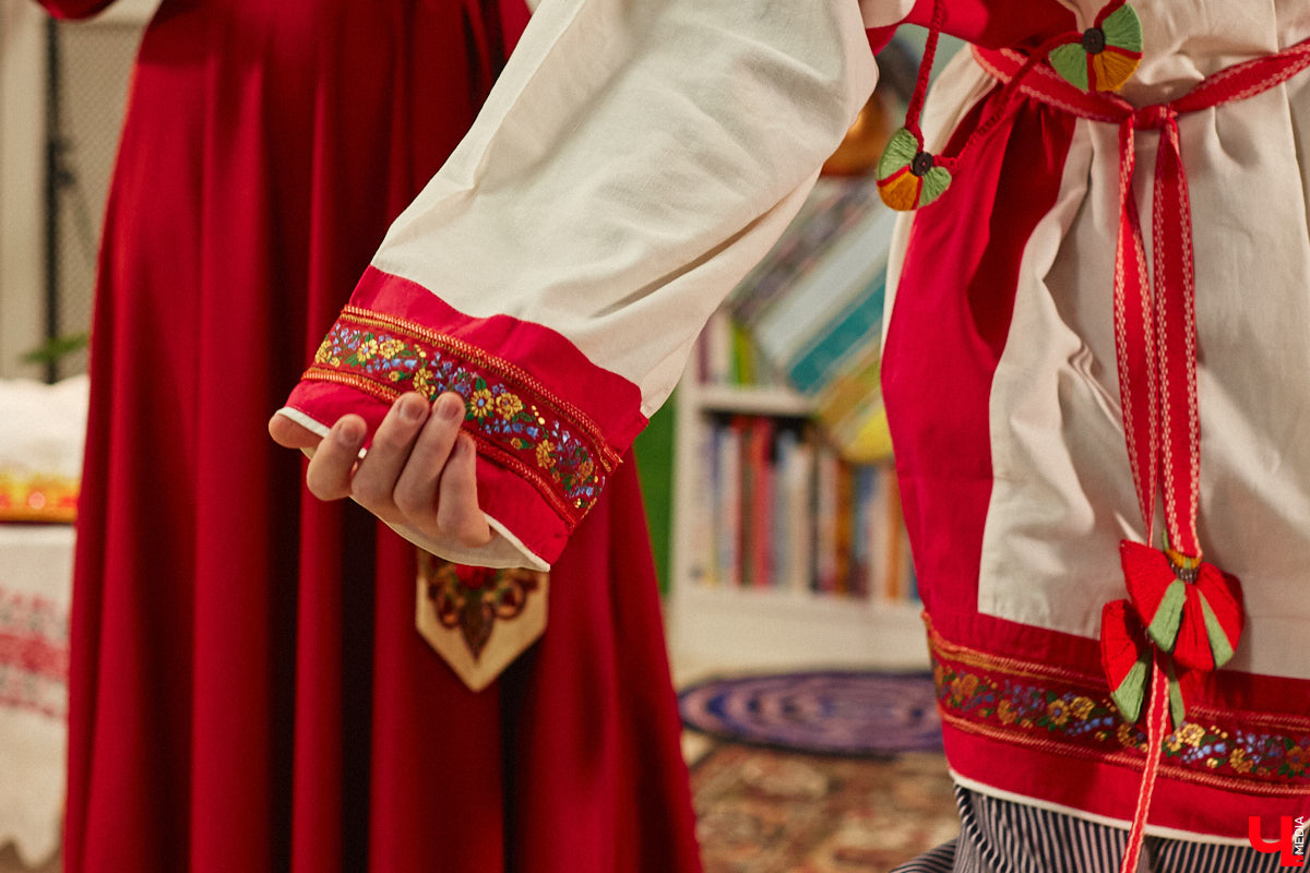 Специалист по истории русского национального костюма и моды Таис Карелина рассказала, что носили жених и невеста перед венчанием и в день торжества, а также наглядно показала, какие обряды проводили наши предки накануне свадьбы. «Ключ-Медиа» побывал на театрализованном действии и узнал, почему парни примеряли расписные платки, а девушки меняли ленту на кокошник.