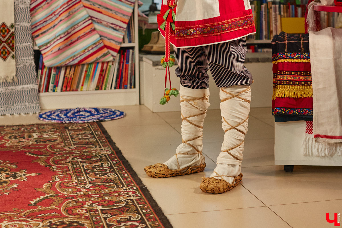 Специалист по истории русского национального костюма и моды Таис Карелина рассказала, что носили жених и невеста перед венчанием и в день торжества, а также наглядно показала, какие обряды проводили наши предки накануне свадьбы. «Ключ-Медиа» побывал на театрализованном действии и узнал, почему парни примеряли расписные платки, а девушки меняли ленту на кокошник.