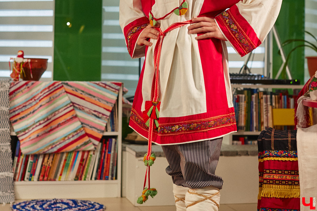 Специалист по истории русского национального костюма и моды Таис Карелина рассказала, что носили жених и невеста перед венчанием и в день торжества, а также наглядно показала, какие обряды проводили наши предки накануне свадьбы. «Ключ-Медиа» побывал на театрализованном действии и узнал, почему парни примеряли расписные платки, а девушки меняли ленту на кокошник.