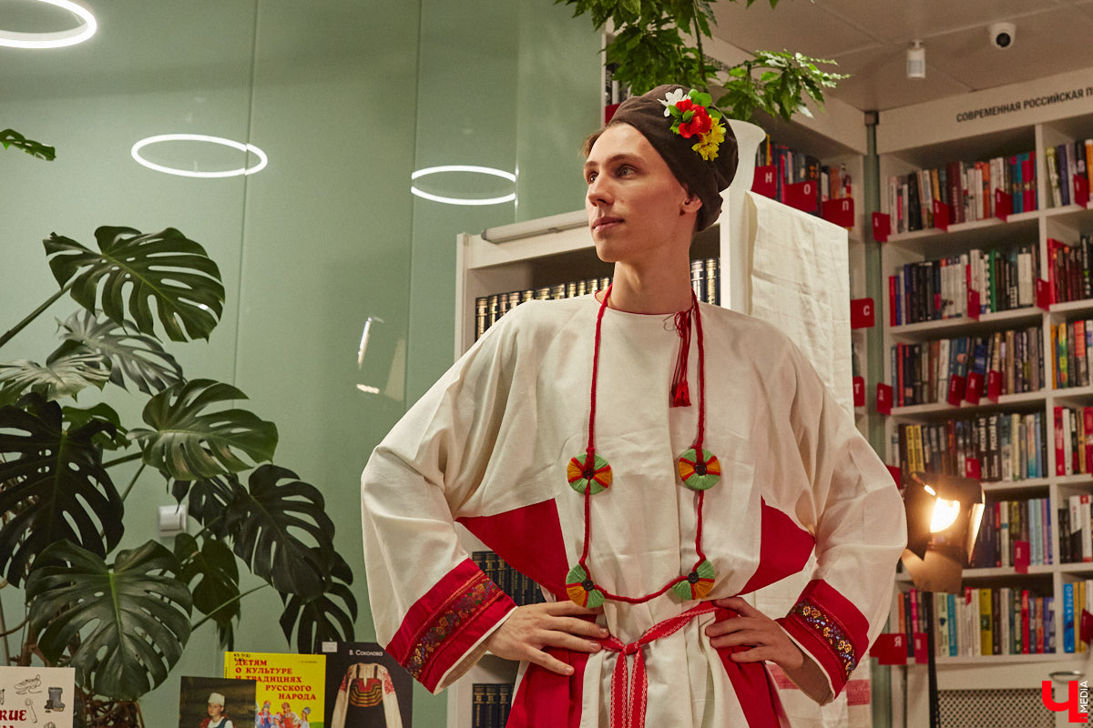 Специалист по истории русского национального костюма и моды Таис Карелина рассказала, что носили жених и невеста перед венчанием и в день торжества, а также наглядно показала, какие обряды проводили наши предки накануне свадьбы. «Ключ-Медиа» побывал на театрализованном действии и узнал, почему парни примеряли расписные платки, а девушки меняли ленту на кокошник.