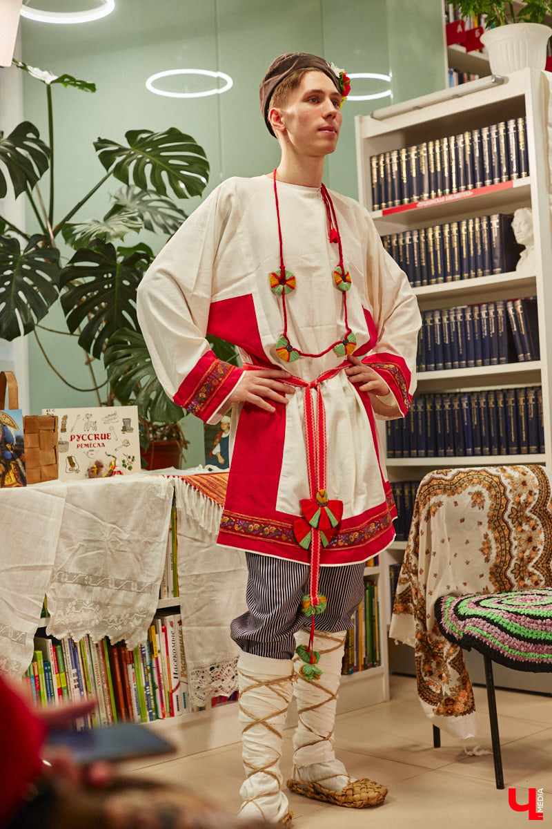 Специалист по истории русского национального костюма и моды Таис Карелина рассказала, что носили жених и невеста перед венчанием и в день торжества, а также наглядно показала, какие обряды проводили наши предки накануне свадьбы. «Ключ-Медиа» побывал на театрализованном действии и узнал, почему парни примеряли расписные платки, а девушки меняли ленту на кокошник.