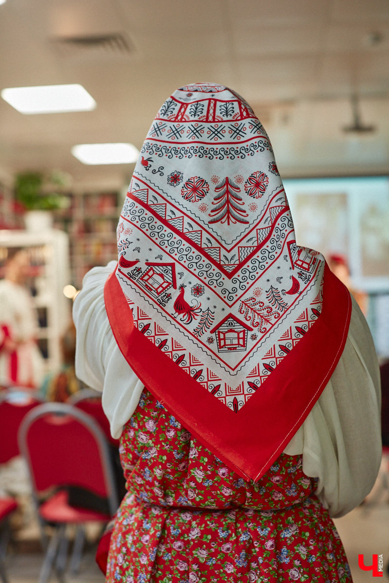 Специалист по истории русского национального костюма и моды Таис Карелина рассказала, что носили жених и невеста перед венчанием и в день торжества, а также наглядно показала, какие обряды проводили наши предки накануне свадьбы. «Ключ-Медиа» побывал на театрализованном действии и узнал, почему парни примеряли расписные платки, а девушки меняли ленту на кокошник.