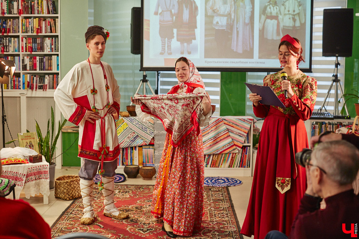 Специалист по истории русского национального костюма и моды Таис Карелина рассказала, что носили жених и невеста перед венчанием и в день торжества, а также наглядно показала, какие обряды проводили наши предки накануне свадьбы. «Ключ-Медиа» побывал на театрализованном действии и узнал, почему парни примеряли расписные платки, а девушки меняли ленту на кокошник.