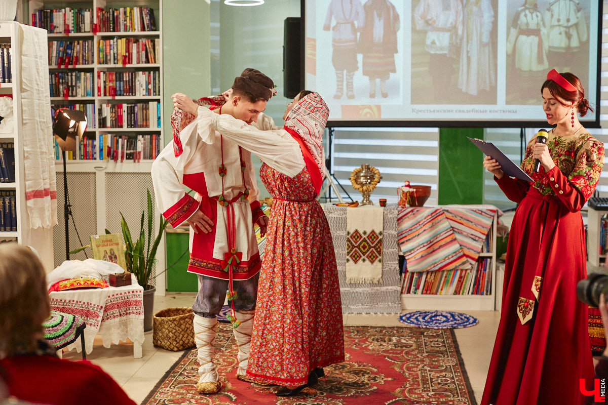 Специалист по истории русского национального костюма и моды Таис Карелина рассказала, что носили жених и невеста перед венчанием и в день торжества, а также наглядно показала, какие обряды проводили наши предки накануне свадьбы. «Ключ-Медиа» побывал на театрализованном действии и узнал, почему парни примеряли расписные платки, а девушки меняли ленту на кокошник.