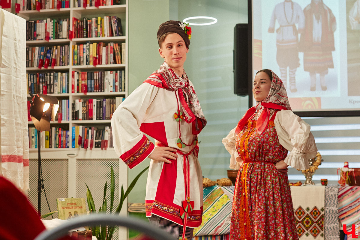 Специалист по истории русского национального костюма и моды Таис Карелина рассказала, что носили жених и невеста перед венчанием и в день торжества, а также наглядно показала, какие обряды проводили наши предки накануне свадьбы. «Ключ-Медиа» побывал на театрализованном действии и узнал, почему парни примеряли расписные платки, а девушки меняли ленту на кокошник.